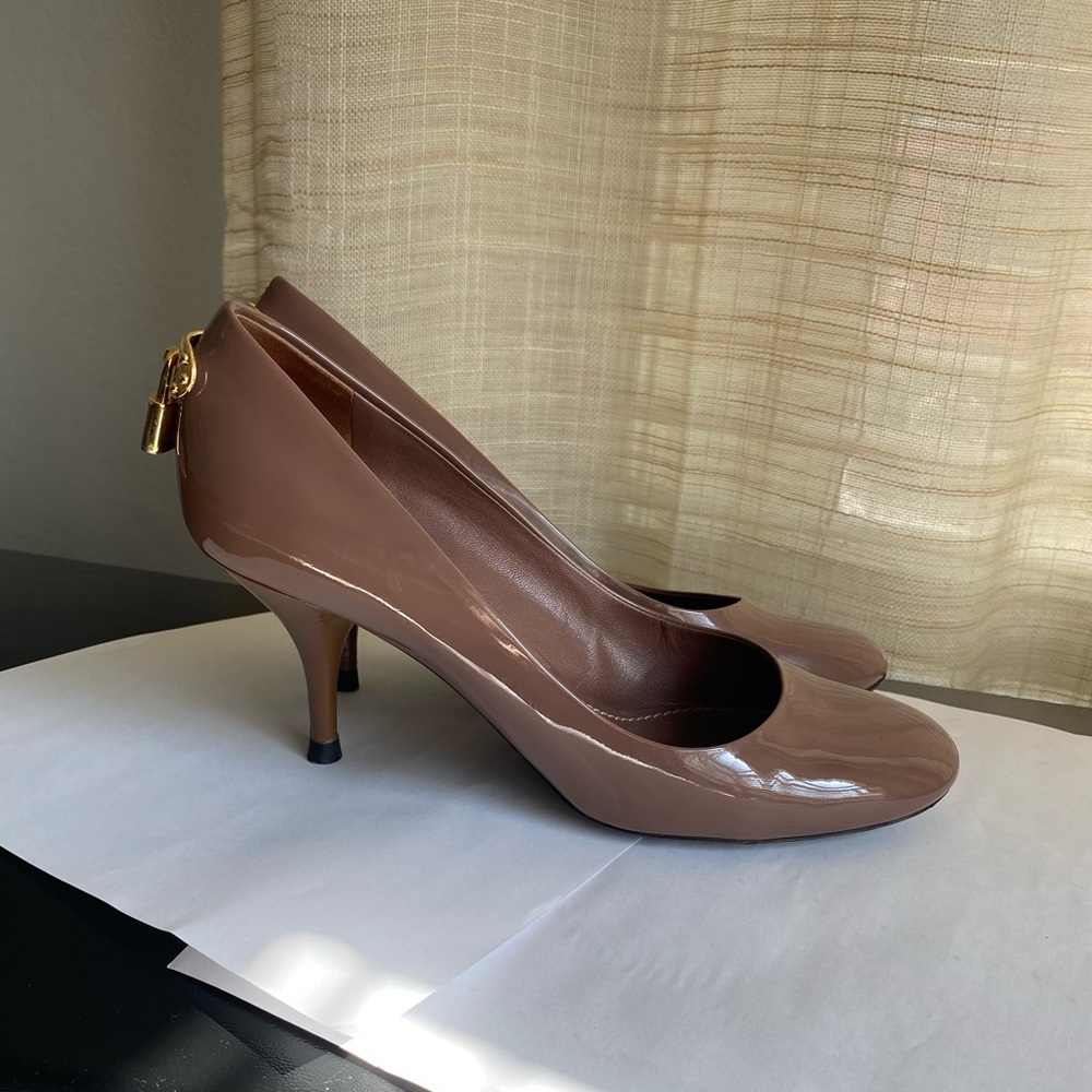 Louis Vuitton tan pat leather Oh Really pumps heels padlock 36 sandals slides 6 - Picture 3 of 8